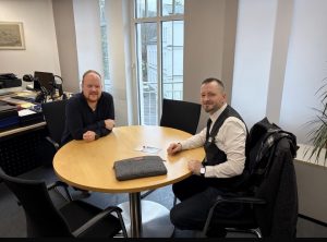 Bürgermeister Andreas Hundhausen (links) und Danilo Schmidt vom neue arbeit e. V. (rechts) im Gespräch über Fachkräftesicherung, Anpassungsprozesse und die Zukunftsfähigkeit der Unternehmen in der Region Kirchen.